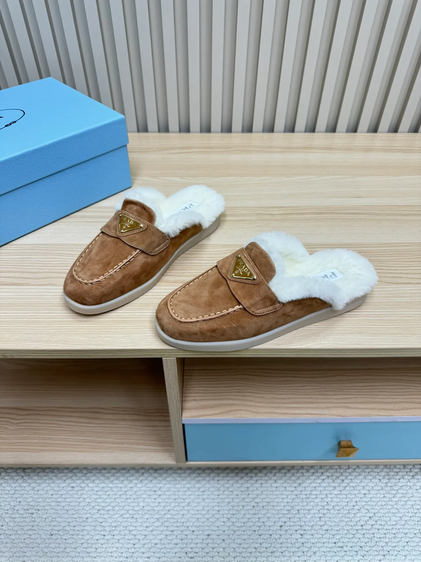 👟👟Ex-factory price 600👟👟 Prada / Prada (men and women) 24 new autumn and winter wool lining / loafers, wool collar echoes the design up and down! The Prada brand logo is outlined to highlight the high-end atmosphere! Made of sheepskin lining imported from Australia, the warmth retention effect in winter is great 👍 Fabric: Imported two-layer frosted cowhide Lining: Sheepskin imported from Australia One-piece Outsole: Original Tpu absorbent film outsole Female size: 35～41 (41 customized) Male size: 39～45 (45 customized)